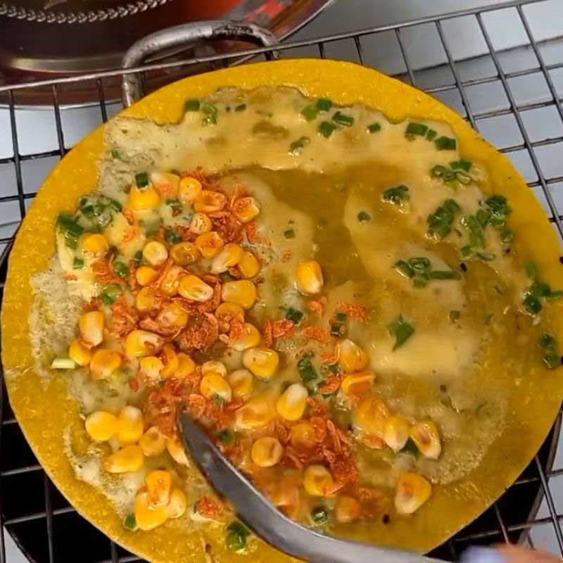 Bước 4 Hoàn thiện Pizza Đà Lạt với đầy đủ topping Bánh tráng nướng đà lạt