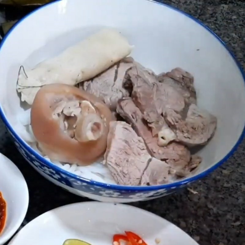 Bước 5 Hoàn thiện và trình bày Bún bò miền Nam