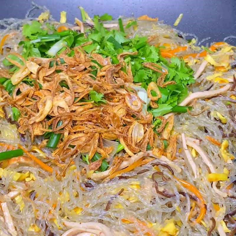 Bước 4 Kết hợp miến dong xào thập cẩm với các nguyên liệu Miến dong xào