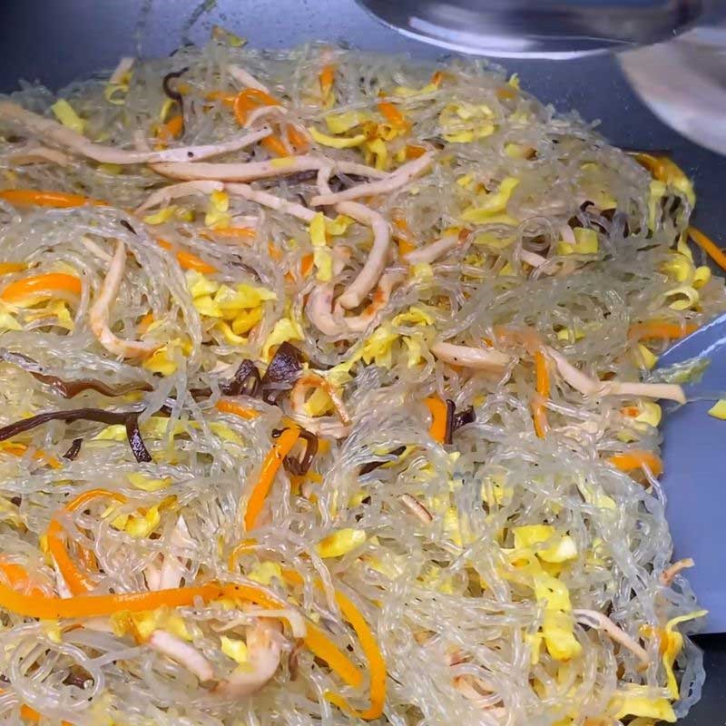 Bước 4 Kết hợp miến dong xào thập cẩm với các nguyên liệu Miến dong xào