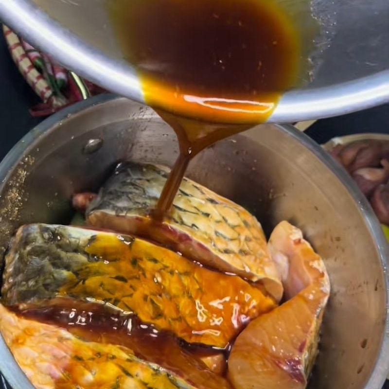 Bước 3 Kho cá Cá trắm kho khế chua