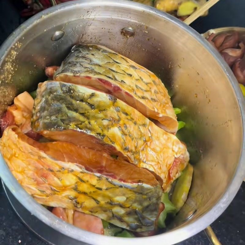 Bước 3 Kho cá Cá trắm kho khế chua