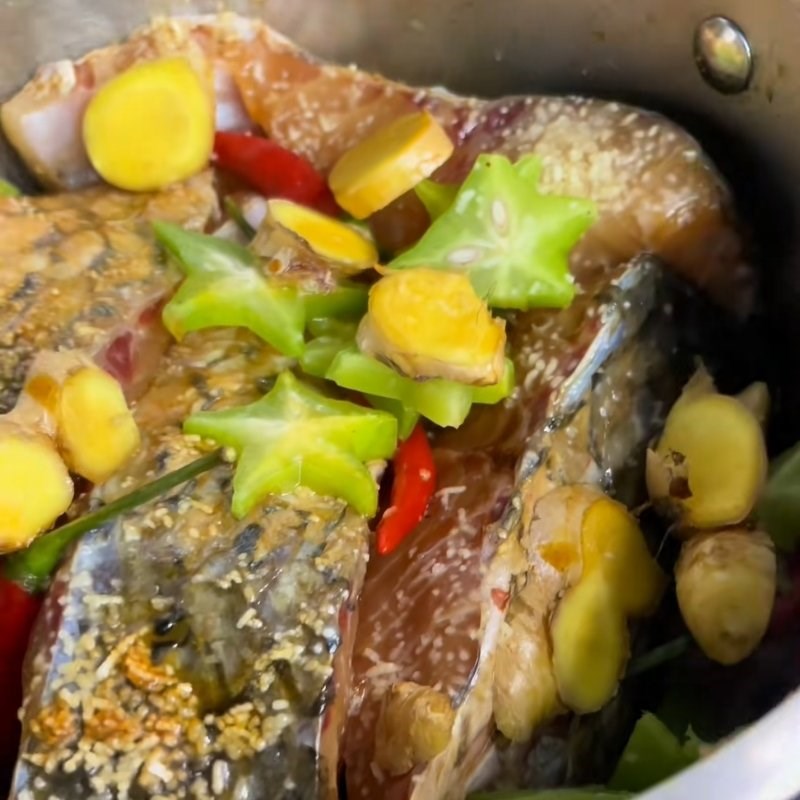 Bước 3 Kho cá Cá trắm kho khế chua