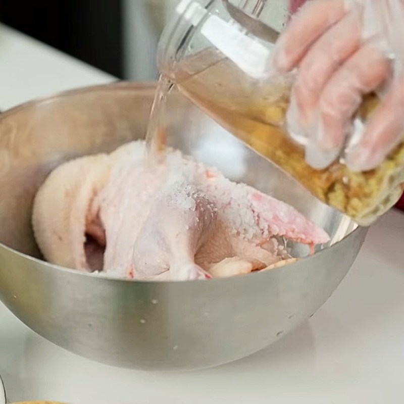 Bước 1 Khử mùi tanh thịt vịt và tẩm ướp Vịt nấu măng chua