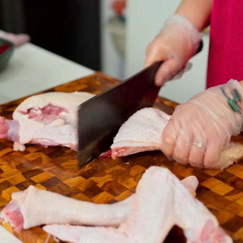 Bước 1 Khử mùi tanh thịt vịt và tẩm ướp Vịt nấu măng chua