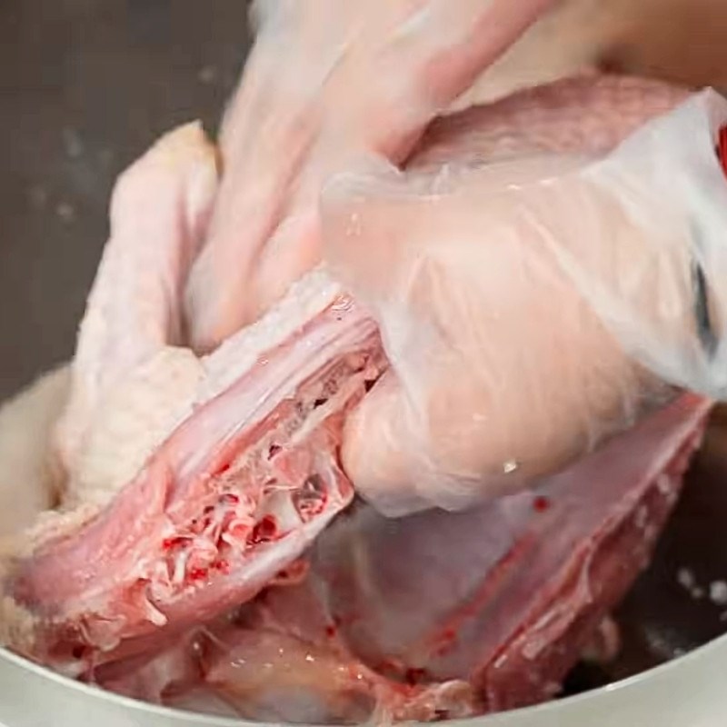 Bước 1 Khử mùi tanh thịt vịt và tẩm ướp Vịt nấu măng chua