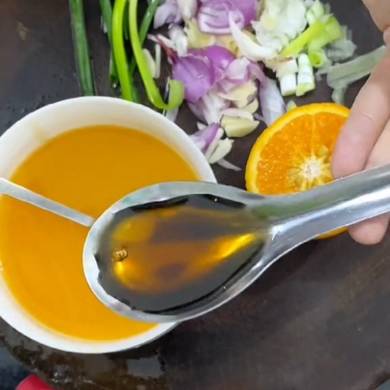 Bước 2 Làm nước sốt cam Cá thu sốt cam