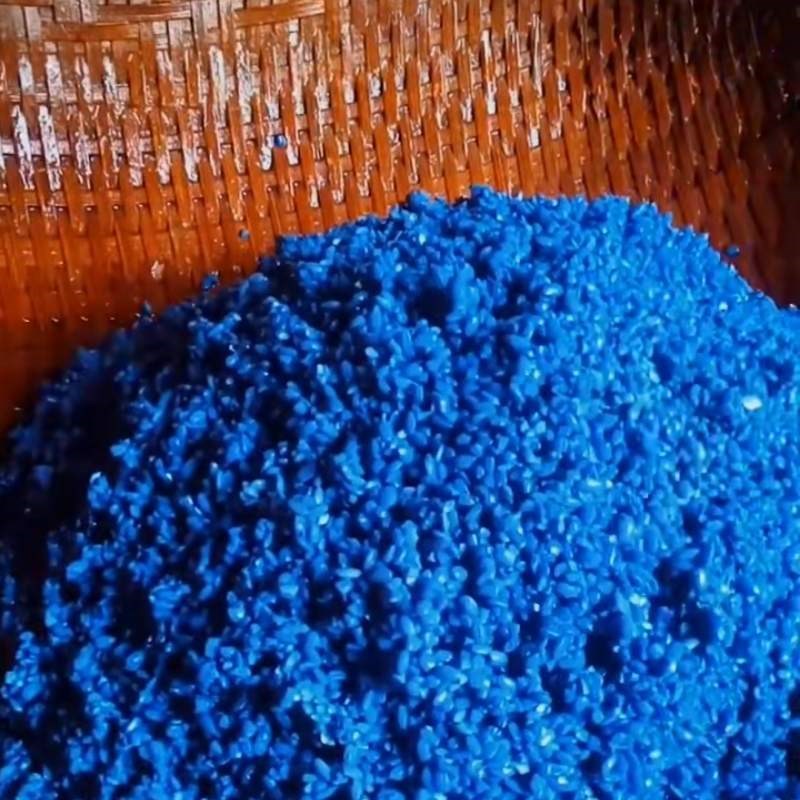 Bước 2 Lọc lấy nước màu và ngâm nếp Xôi cẩm màu xanh dương