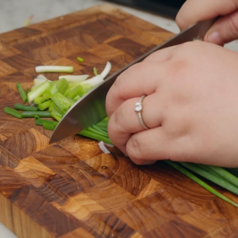 Bước 1 Lọc thịt cua và sơ chế nguyên liệu Cách nấu lẩu cua đồng miền bắc
