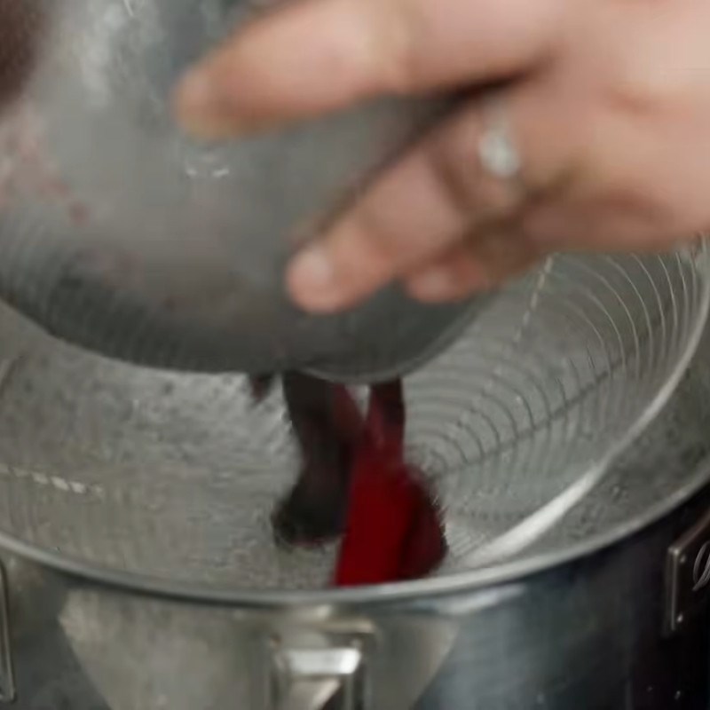 Bước 3 Luộc tiết vịt riêng biệt Vịt nấu măng chua