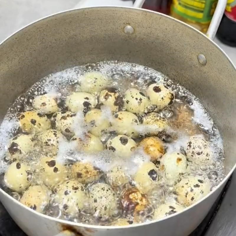 Bước 1 Luộc và sơ chế trứng cút Thịt băm kho trứng cút