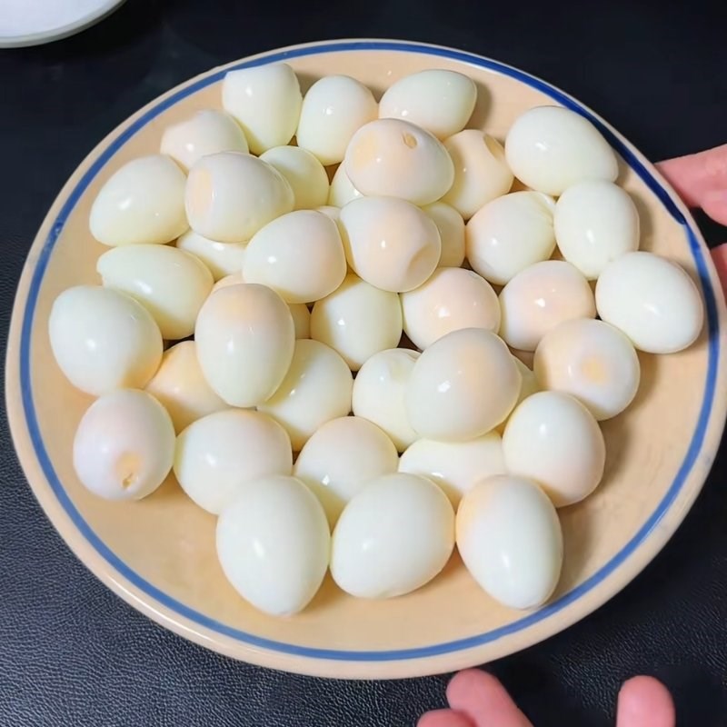 Bước 1 Luộc và sơ chế trứng cút Thịt băm kho trứng cút