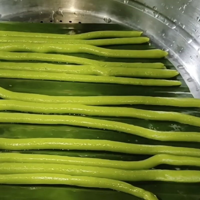 Bước 3 Nặn bánh và hấp bánh tằm ngọt tại nhà Bánh tằm ngọt