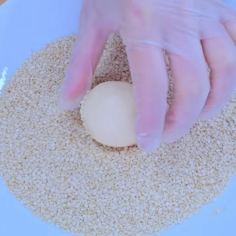 Bước 3 Nặn bánh và lăn mè bánh rán vừng