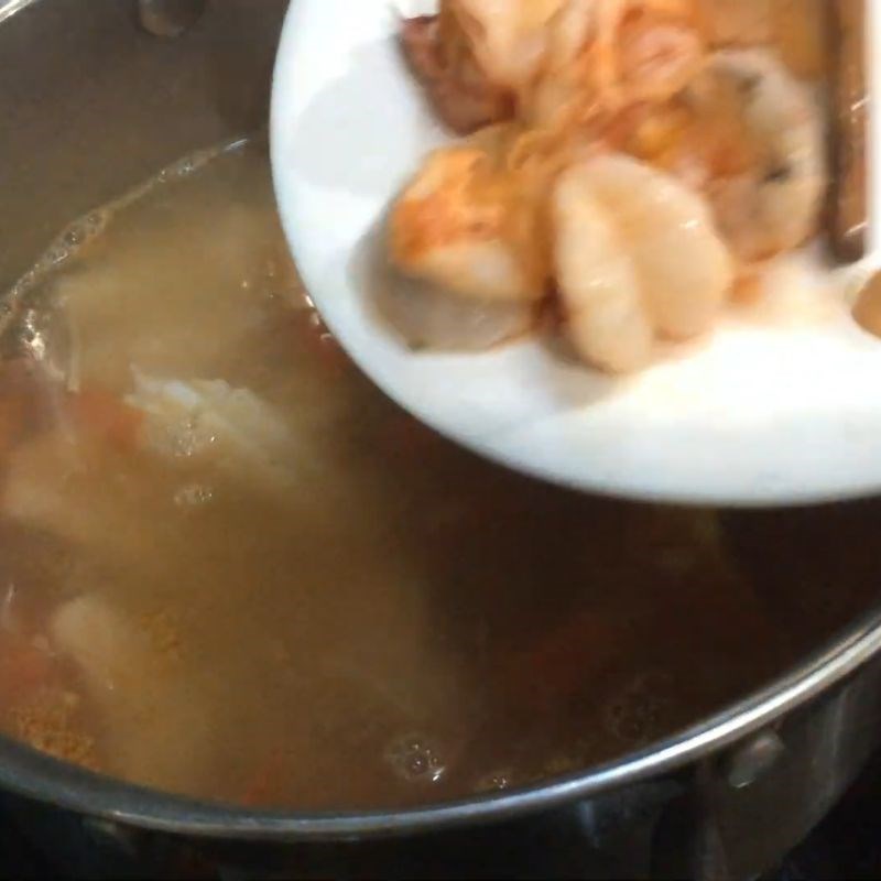 Bước 5 Nấu canh hải sản đậm đà Canh hải sản