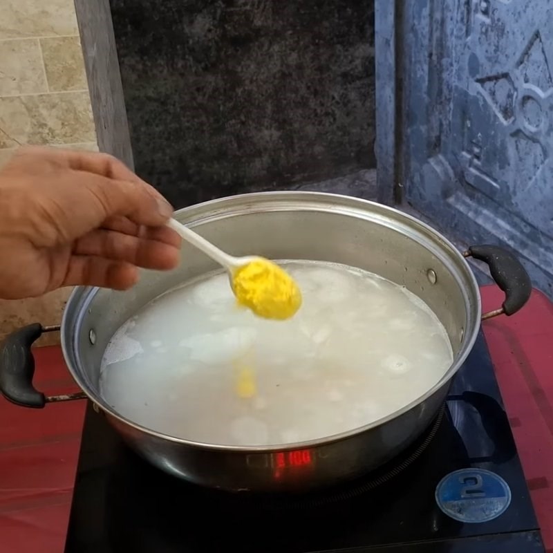 Bước 2 Nấu nước dùng và gia vị Canh rau diếp cá