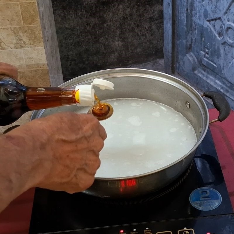 Bước 2 Nấu nước dùng và gia vị Canh rau diếp cá