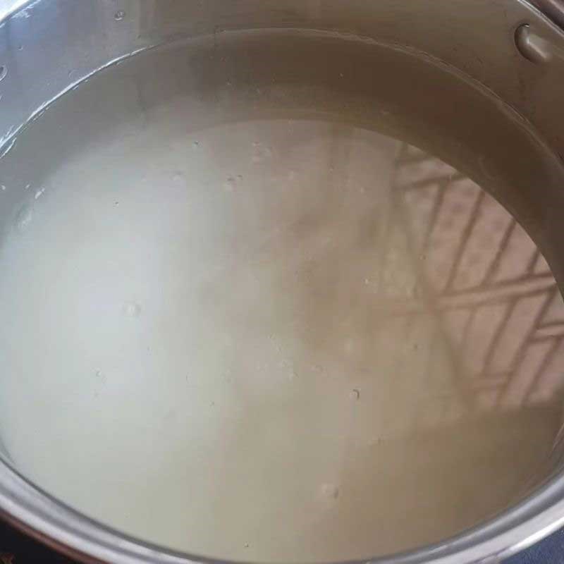 Bước 1 Nấu nước đường Hồng trà tắc