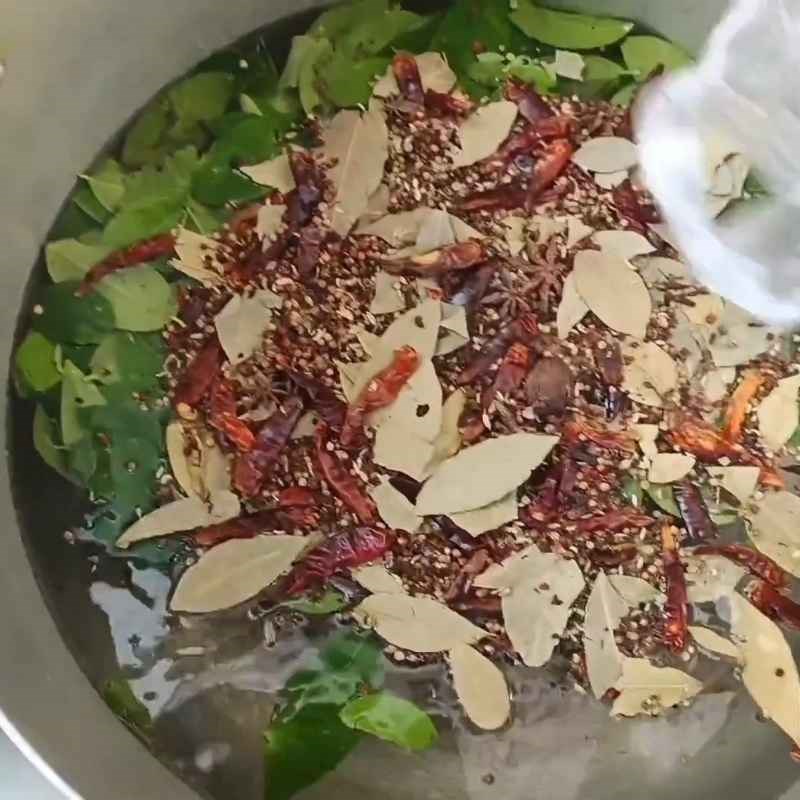 Bước 2 Nấu nước gia vị làm gà ủ muối thảo mộc Gà ủ muối thảo mộc