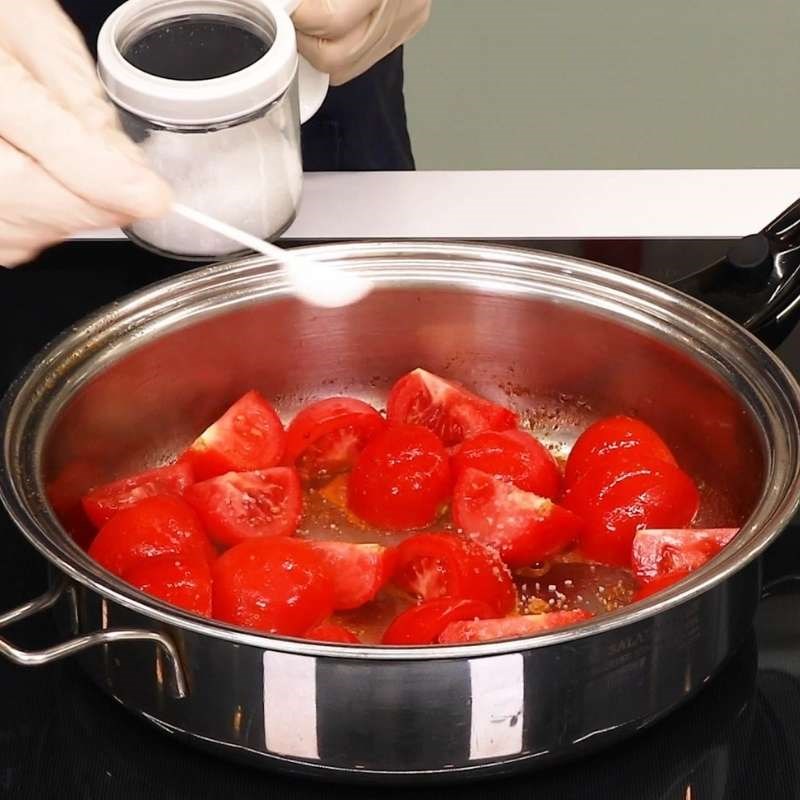 Bước 4 Nấu sốt cà chua đậm đà Bò viên sốt cà chua