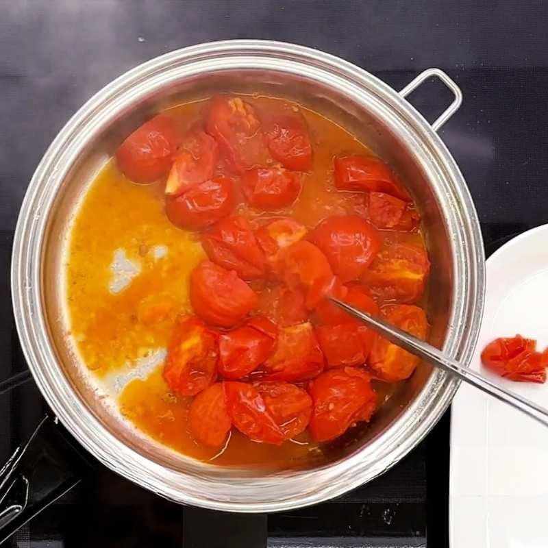 Bước 4 Nấu sốt cà chua đậm đà Bò viên sốt cà chua