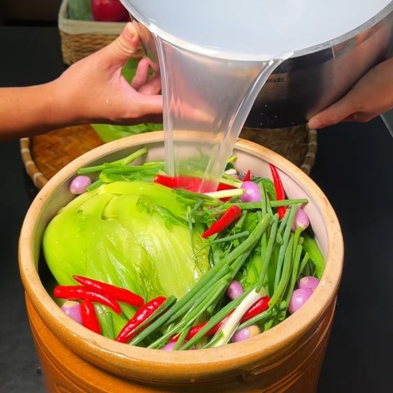 Bước 4 Nén dưa cải vào vại sành muối dưa Cách muối dưa cải truyền thống