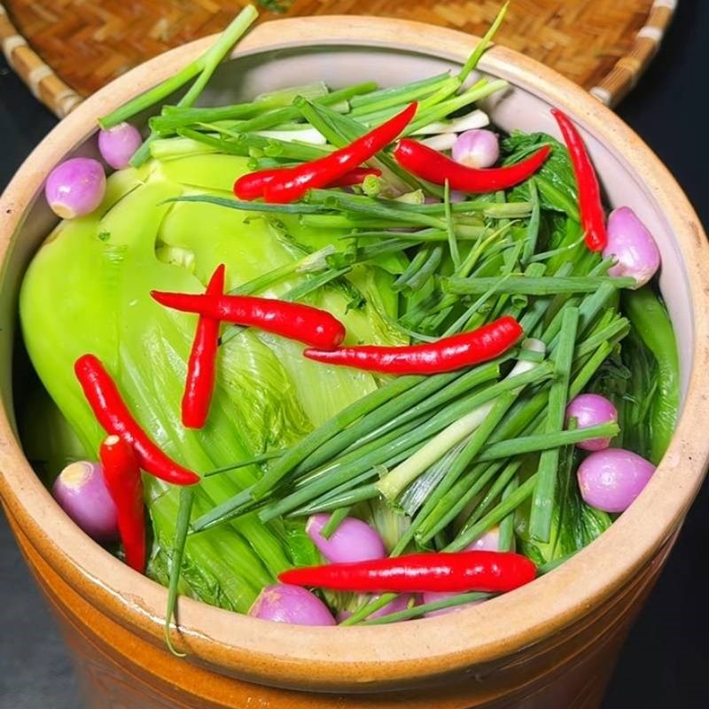 Bước 4 Nén dưa cải vào vại sành muối dưa Cách muối dưa cải truyền thống