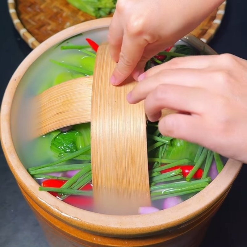 Bước 4 Nén dưa cải vào vại sành muối dưa Cách muối dưa cải truyền thống