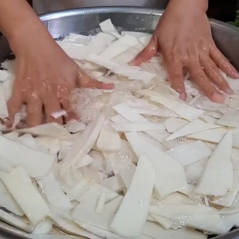Bước 3 Ngâm măng lần 2 và chuẩn bị gia vị Cách làm măng chua để cả năm