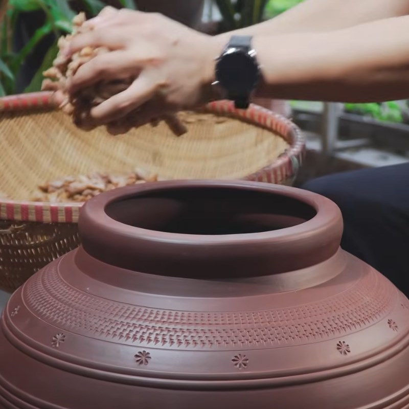 Bước 3 Ngâm rượu ba kích với rượu nếp trắng Cách ngâm rượu ba kích
