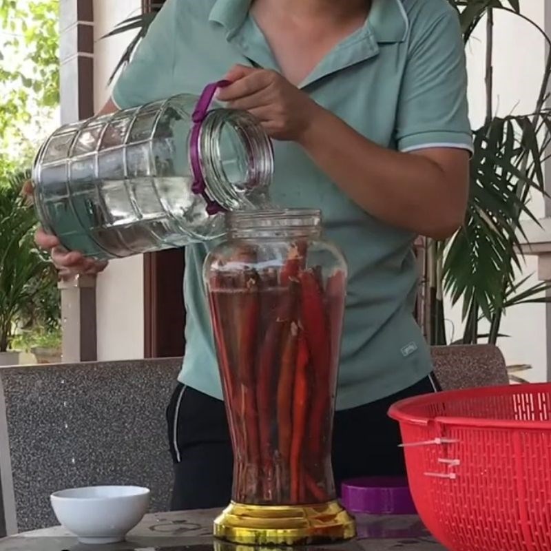 Bước 2 Ngâm rượu sâm cau đỏ vào bình Cách ngâm rượu sâm cau