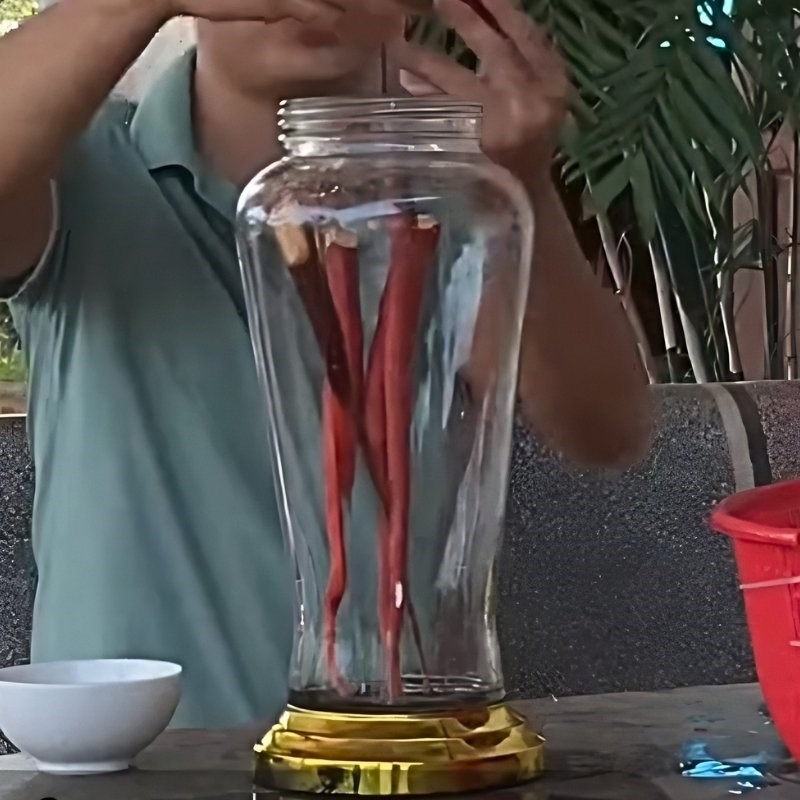 Bước 2 Ngâm rượu sâm cau đỏ vào bình Cách ngâm rượu sâm cau