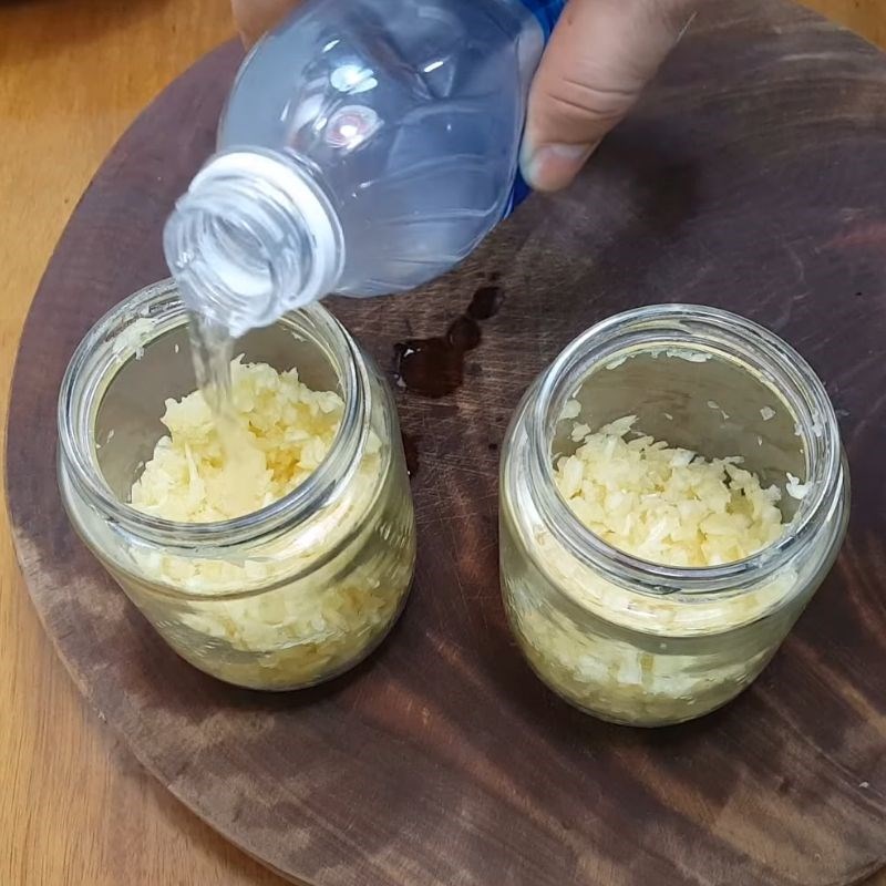 Bước 4 Ngâm rượu tỏi đúng tỉ lệ Cách ngâm rượu tỏi