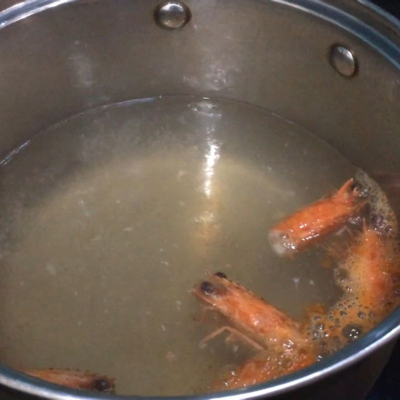 Bước 3 Ninh nước dùng từ đầu tôm Canh hải sản