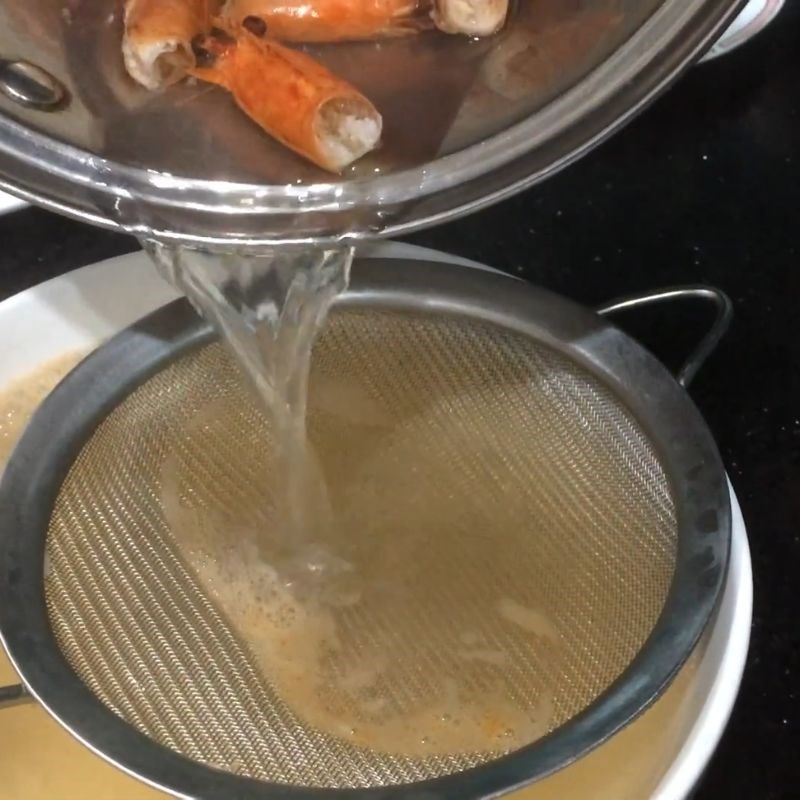 Bước 3 Ninh nước dùng từ đầu tôm Canh hải sản
