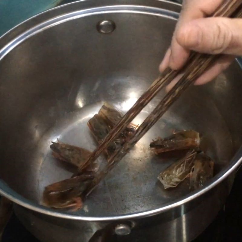 Bước 3 Ninh nước dùng từ đầu tôm Canh hải sản