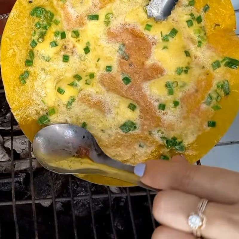 Bước 3 Nướng bánh tráng trên than hoa Bánh tráng nướng đà lạt
