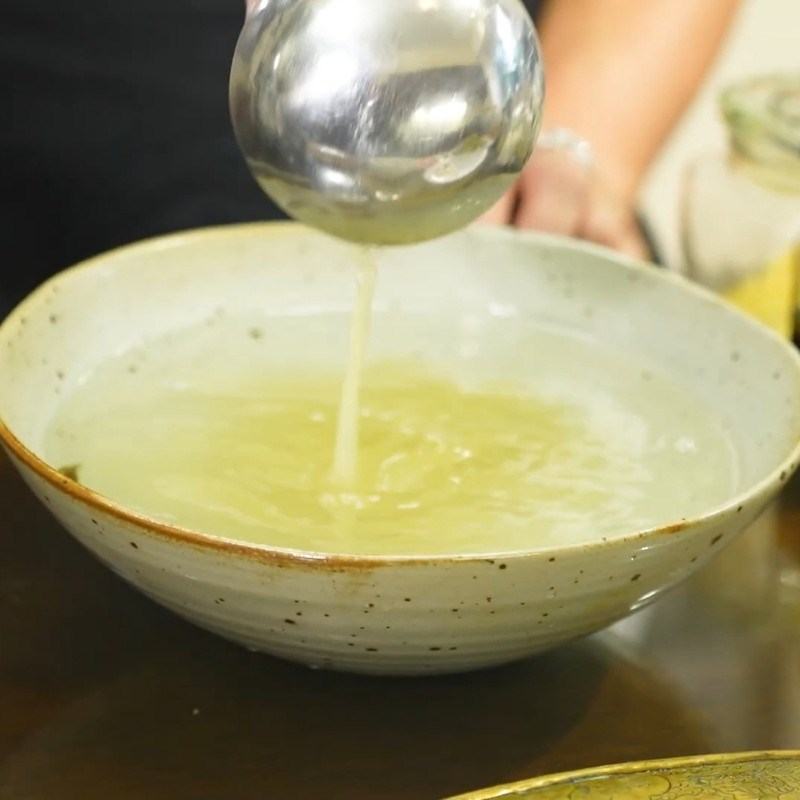 Bước 2 Pha hỗn hợp nước kho đậm đà Cá kho dưa chua miền Bắc