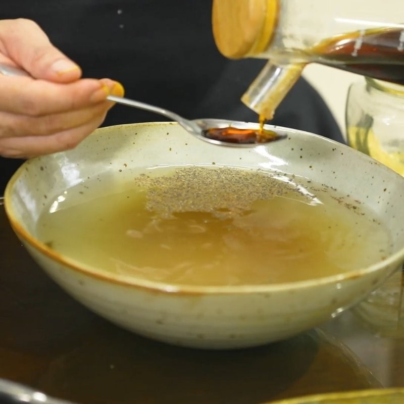 Bước 2 Pha hỗn hợp nước kho đậm đà Cá kho dưa chua miền Bắc