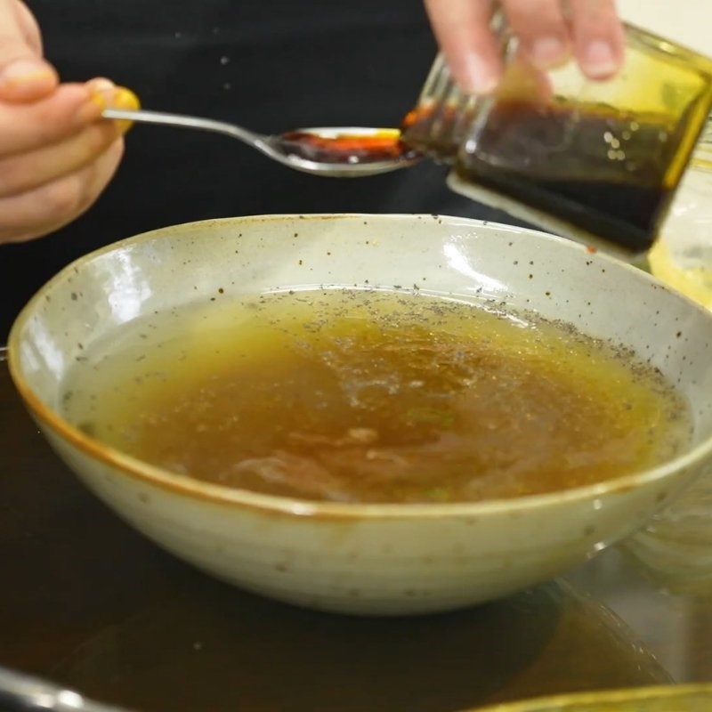 Bước 2 Pha hỗn hợp nước kho đậm đà Cá kho dưa chua miền Bắc