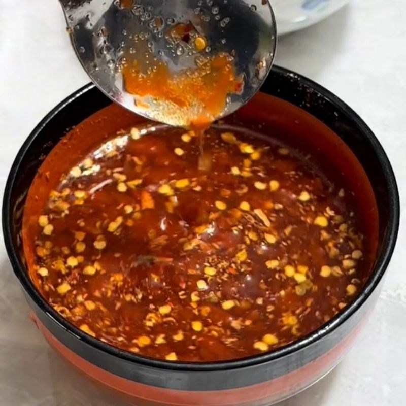 Bước 3 Pha nước sốt mặn ngọt Thịt băm kho trứng cút