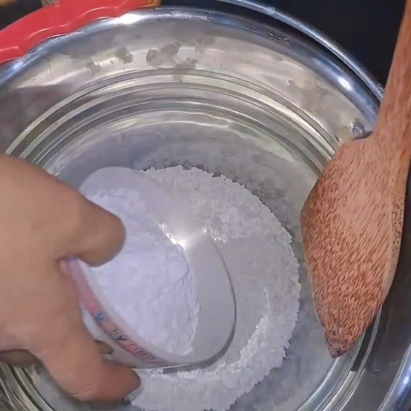Bước 1 Pha và lắng bột Bánh bò mặn