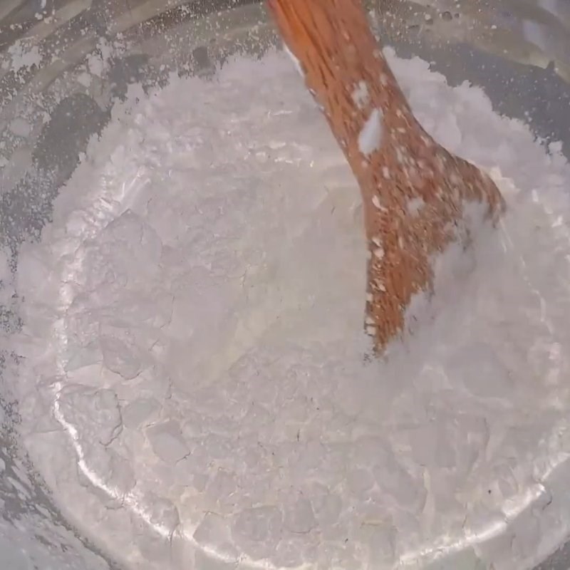 Bước 1 Pha và lắng bột Bánh bò mặn