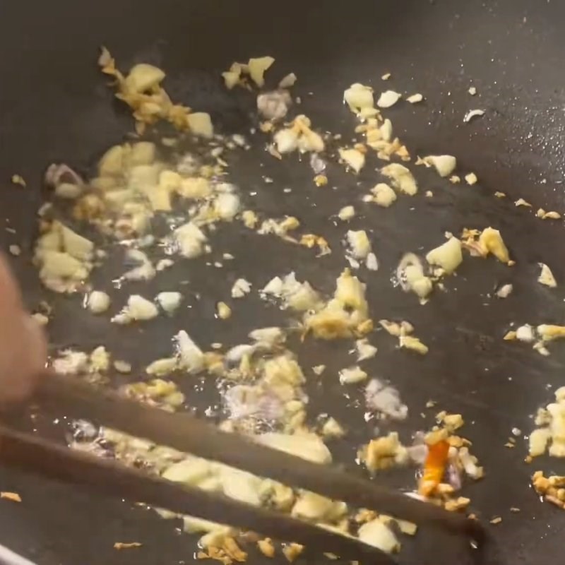 Bước 3 Phi thơm hành tỏi và xào thịt ngựa Thịt ngựa xào rau răm