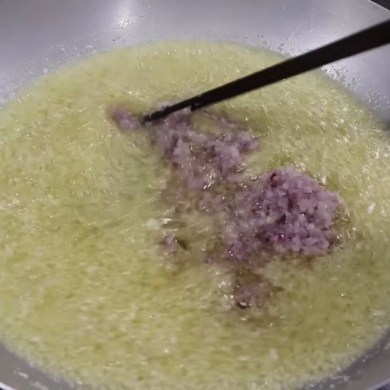 Bước 3 Phi thơm hành tỏi với dầu ăn Sa tế của người Hoa