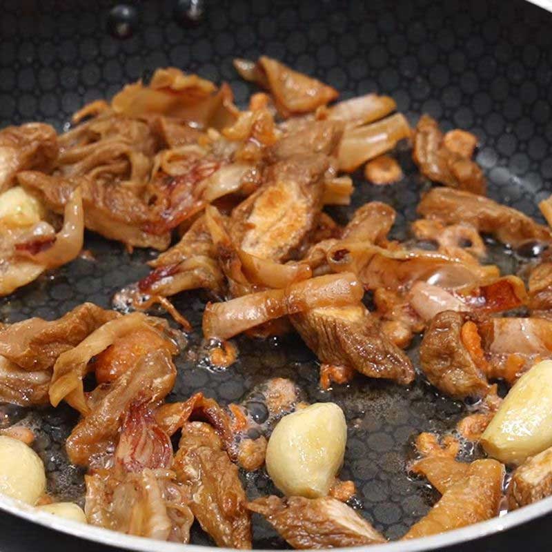 Bước 2 Phi thơm nguyên liệu nấu nước dùng Hủ tiếu trứng cuộn