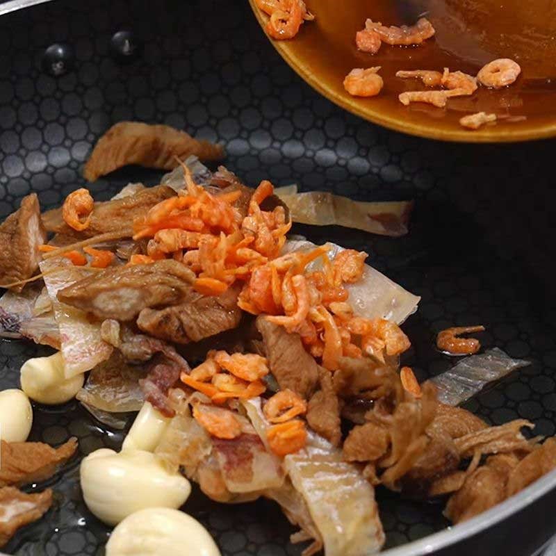 Bước 2 Phi thơm nguyên liệu nấu nước dùng Hủ tiếu trứng cuộn