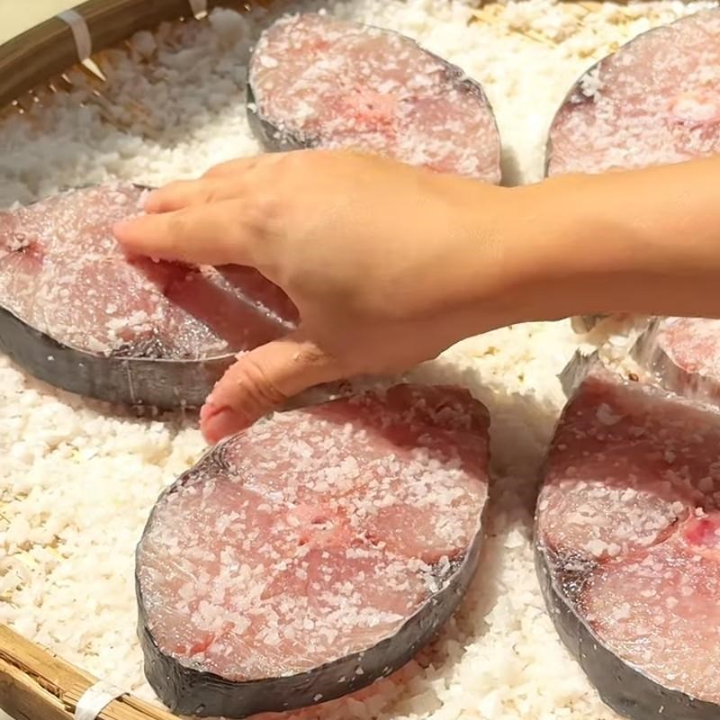 Bước 3 Phơi cá thu dưới nắng hoặc sấy bằng lò Cá thu 1 nắng