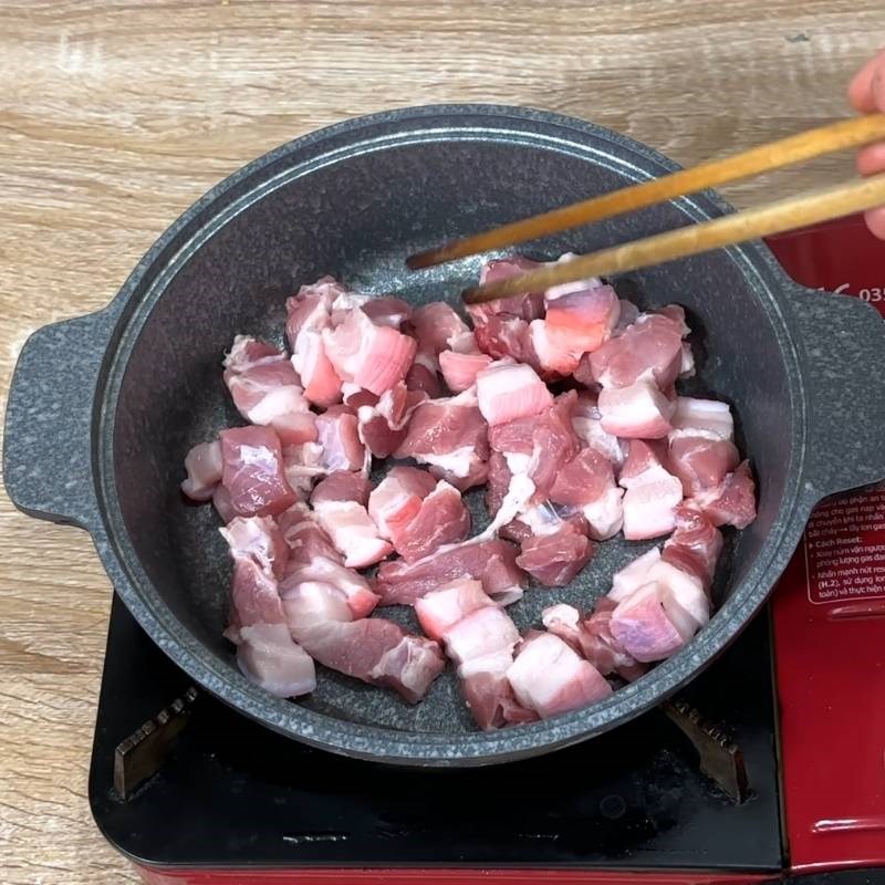 Bước 2 Rang thịt và xào cà chua Canh cà xanh