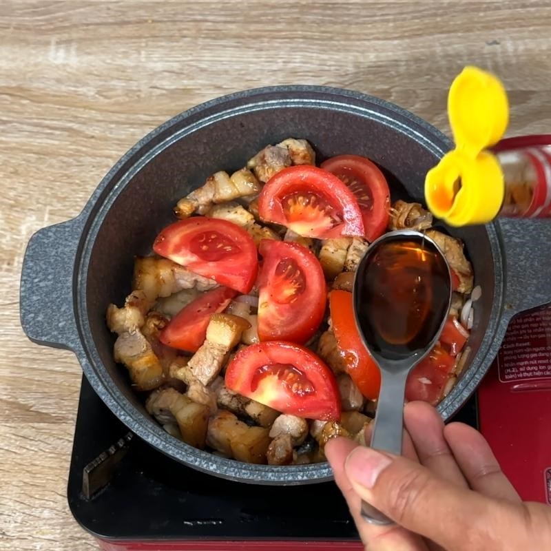 Bước 2 Rang thịt và xào cà chua Canh cà xanh